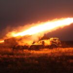 El enemigo dispara más de 30 proyectiles en el distrito de Nikopol con artillería pesada, MLRS