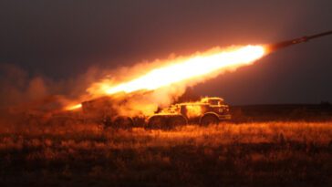 El enemigo dispara más de 30 proyectiles en el distrito de Nikopol con artillería pesada, MLRS