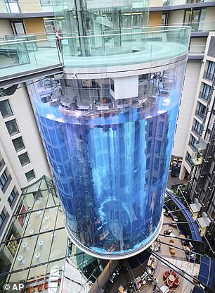 En la imagen: el acuario AquaDom en la atracción turística Sea Life fotografiada en Berlín, el miércoles 1 de junio de 2022