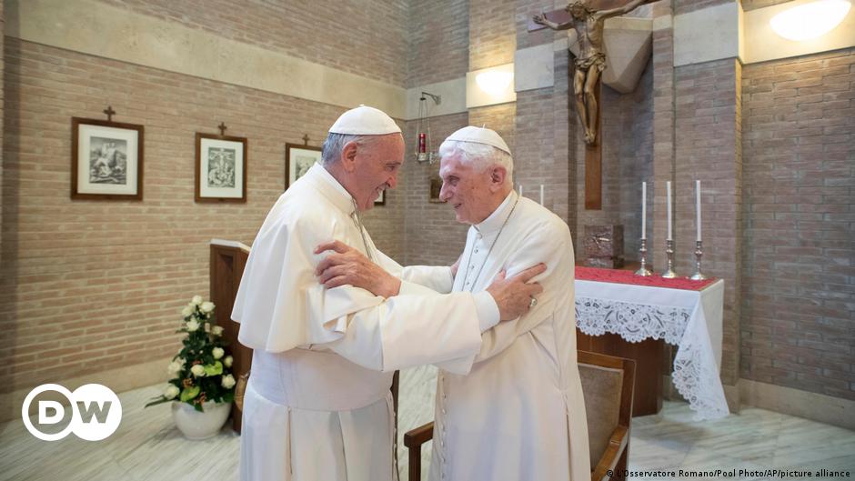 El ex papa Benedicto se encuentra en condición estable, dice el Vaticano
