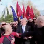 El video muestra a Berisha, líder del Partido Demócrata de centro-derecha, siendo arrojado hacia atrás por el poderoso puñetazo mientras sus guardaespaldas se apresuraban a someter al atacante.