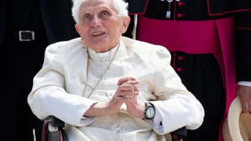 El Papa Emérito Benedicto XVI hace un gesto en el Aeropuerto de Munich antes de su partida a Roma, 22 de junio de 2020