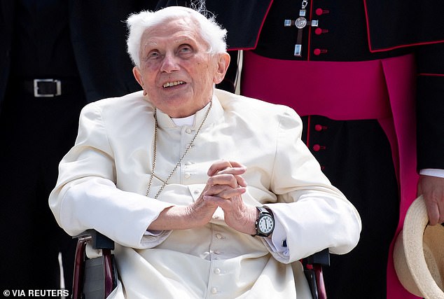 El Papa Emérito Benedicto XVI hace un gesto en el Aeropuerto de Munich antes de su partida a Roma, 22 de junio de 2020
