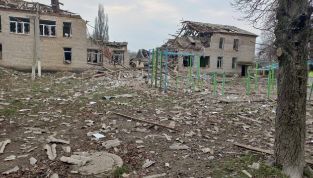 El gobernador de la región de Zaporizhzhia muestra las consecuencias del ataque con cohetes contra el gimnasio