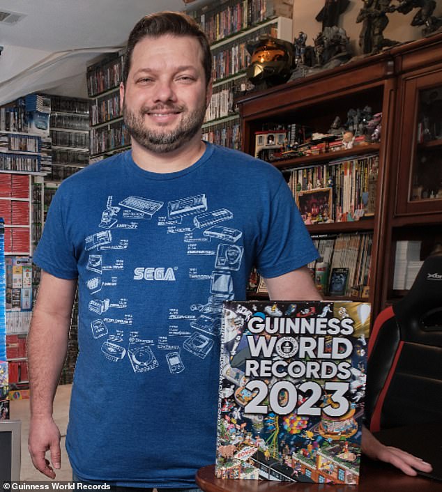Antonio Romero Monteiro, de 45 años, (en la foto) de Texas, EE. UU., ha batido el récord mundial Guinness de la mayor colección de videojuegos, con un valor de 2,1 millones de dólares.