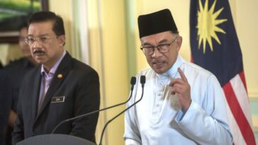 El nuevo gabinete de Malasia encabezado por Anwar Ibrahim juramentó en el palacio nacional