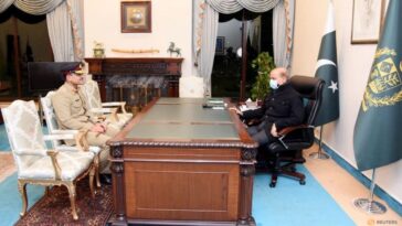 El nuevo jefe del ejército de Pakistán dice que defenderá la "patria" durante la visita a la disputada Cachemira