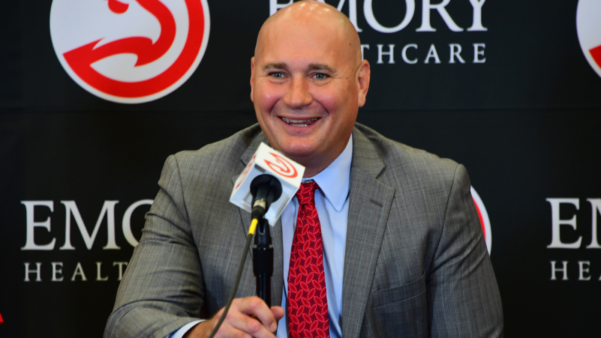 El presidente de operaciones de baloncesto de los Hawks, Travis Schlenk, pasa a desempeñar un papel de asesor con el equipo
