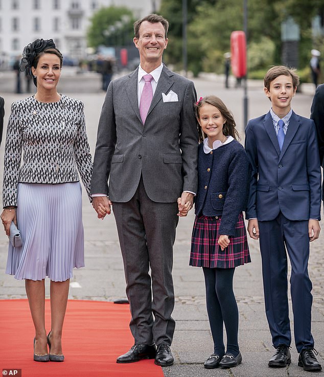 El príncipe Joachim planea mudarse a los EE. UU. con su familia después de que sus hijos, la princesa Athena, 10, (tercero desde la izquierda) y el príncipe Henrik, 13, (derecha) fueran despojados de sus títulos, informan los medios locales.