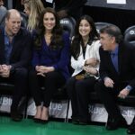 El príncipe William y Kate Middleton fueron vistos sonriendo y vitoreando mientras estaban sentados junto a la cancha en un juego de los Boston Celtics el miércoles por la noche, solo una hora después de que el lanzamiento del Premio Earthshot fuera arrastrado a la fila de la carrera real.