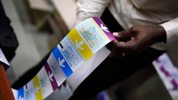 El registro anticipado de votantes en la República Democrática del Congo empañado por la escasez de kits