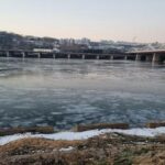 Han River freezes early this year amid continued cold wave