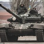 Las fuerzas armadas ucranianas conducen un tanque T-72 en las afueras de Bakhmut mientras las pérdidas rusas continúan aumentando.