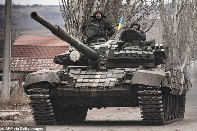 Las fuerzas armadas ucranianas conducen un tanque T-72 en las afueras de Bakhmut mientras las pérdidas rusas continúan aumentando.