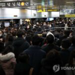Subway train malfunctions over Han River, leaves 500 stranded for 2 hours
