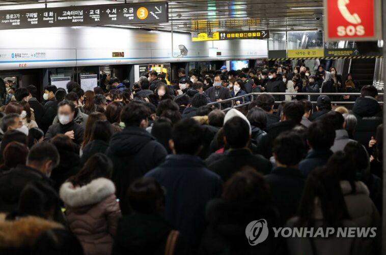 Subway train malfunctions over Han River, leaves 500 stranded for 2 hours
