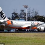 El vuelo JQ35 estaba repleto de turistas de Bali cuando el avión salió del aeropuerto de Melbourne el martes por la noche después de haberse retrasado cinco horas.  En la foto, un avión Jetstar.