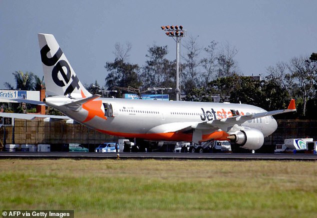 El vuelo JQ35 estaba repleto de turistas de Bali cuando el avión salió del aeropuerto de Melbourne el martes por la noche después de haberse retrasado cinco horas.  En la foto, un avión Jetstar.