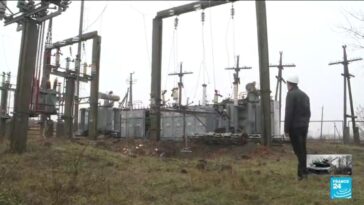 En la región de Kharkiv de Ucrania, los ingenieros comienzan a reconectar la red de energía en condiciones de congelación