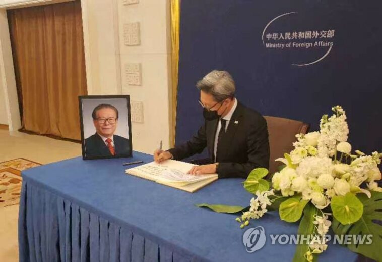 S. Korean envoy to Beijing pays respect to late Chinese leader Jiang