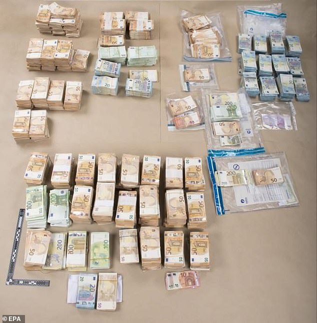 La policía belga ha publicado una imagen de £ 1,3 millones en efectivo que, según dicen, fue incautada el fin de semana en redadas en dos casas y una habitación de hotel en Bruselas.