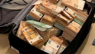 La policía belga ha publicado una imagen de billetes de euro por valor de £ 500,000 que descubrieron metidos dentro de una maleta en redadas anticorrupción el fin de semana.