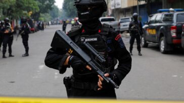 Estación de policía indonesia atacada en presunto atentado suicida