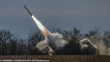 Funcionarios estadounidenses dijeron que los sistemas de cohetes de artillería de alta movilidad habían sido modificados para limitar su alcance antes de ser enviados a las fuerzas ucranianas.  EN LA FOTO: El ejército ucraniano dispara un lanzador HIMARS cerca de la línea del frente en la región norte de Kherson, Ucrania, el 5 de noviembre de 2022