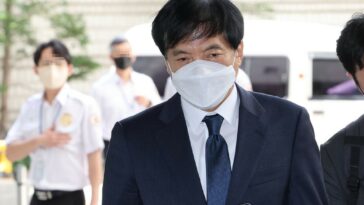 Ex-Seoul district prosecution chief questioned over justice ministry&apos;s inspection of Yoon