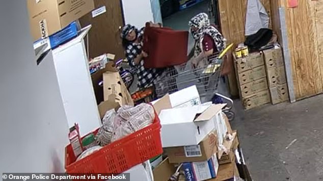 La policía de California está buscando a un grupo de mujeres que distrajeron a los miembros del personal en una tienda de comestibles y robaron una caja fuerte que contenía más de $ 9,000