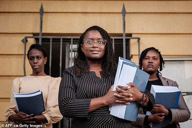 La abogada keniana Mercy Mutemi (centro) habla con los medios de comunicación después de presentar una demanda contra Meta acusando a la empresa matriz de Facebook de fomentar la violencia y el discurso de odio en África en los tribunales de justicia de Milimani en Nairobi en diciembre.
