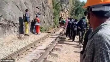 Un turista de Nueva Zelanda cayó trágicamente y murió mientras tomaba fotografías desde un tren en el 'Ferrocarril de la Muerte' de la Segunda Guerra Mundial en Tailandia el 27 de diciembre (escena del accidente en la foto)