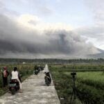 Fotos: Monte Semeru de Indonesia libera cenizas y ríos de lava