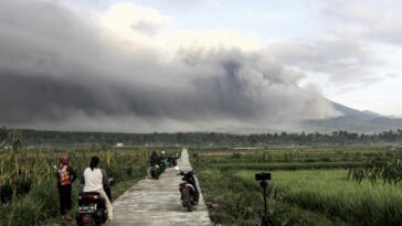 Fotos: Monte Semeru de Indonesia libera cenizas y ríos de lava