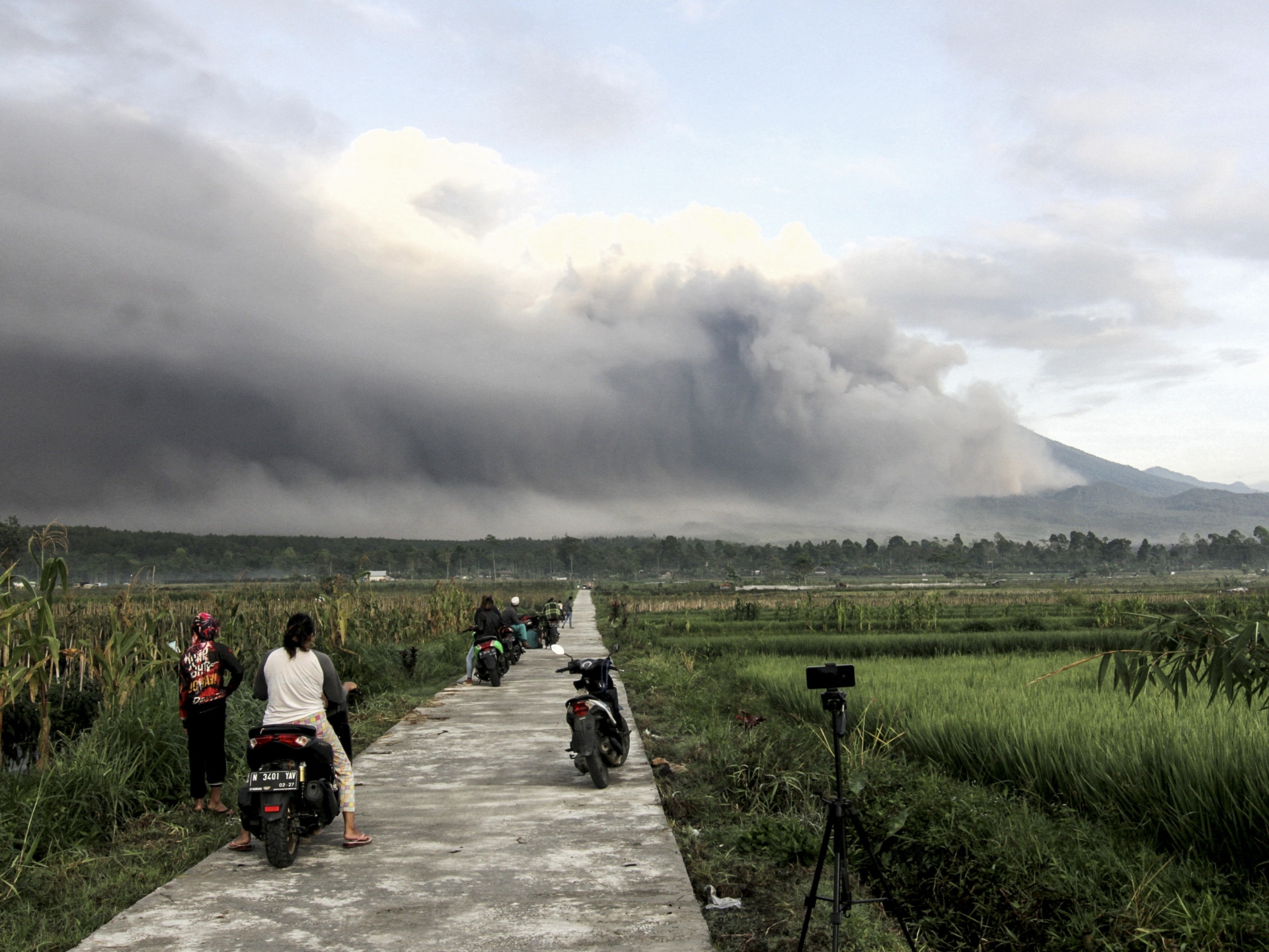 Fotos: Monte Semeru de Indonesia libera cenizas y ríos de lava
