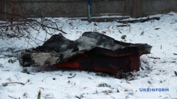 Fragmento del vehículo dañado por un dron derribado de un residente de Kyiv
