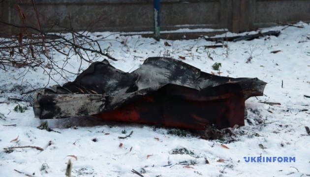 Fragmento del vehículo dañado por un dron derribado de un residente de Kyiv
