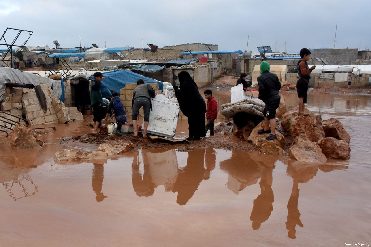 Fuertes lluvias inundan campos de refugiados sirios en Idlib
