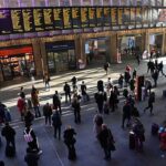 Los viajeros esperan los trenes en la estación Kings Cross, Londres, la semana pasada en medio del caos ferroviario causado por las huelgas.