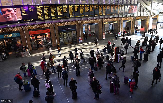 Los viajeros esperan los trenes en la estación Kings Cross, Londres, la semana pasada en medio del caos ferroviario causado por las huelgas.