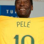 Los fanáticos han incluido camisetas de Brasil firmadas por hasta £ 3,000, que vienen con un certificado de autenticación a raíz de la muerte de la leyenda brasileña.
