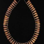 Las joyas se encontraron en los restos de una joven que murió en el antiguo Egipto hace 3.500 años.  Los tesoros, incluido este collar, están bien conservados.
