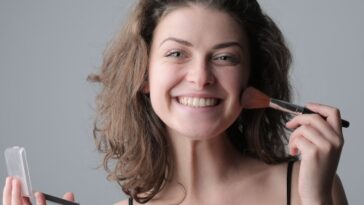 Herramientas de maquillaje esenciales que necesitan los músicos y cómo usarlas