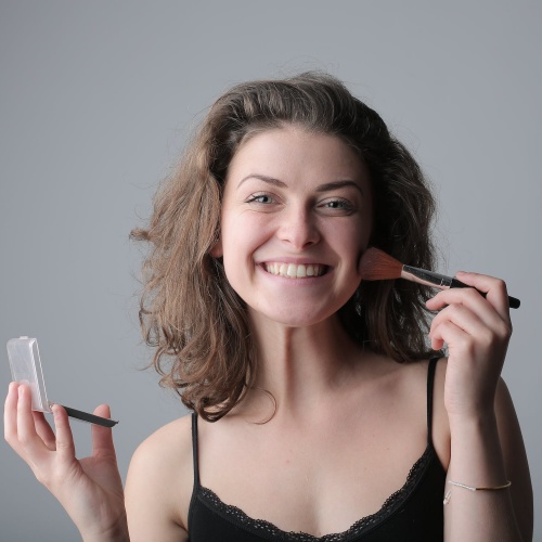 Herramientas de maquillaje esenciales que necesitan los músicos y cómo usarlas
