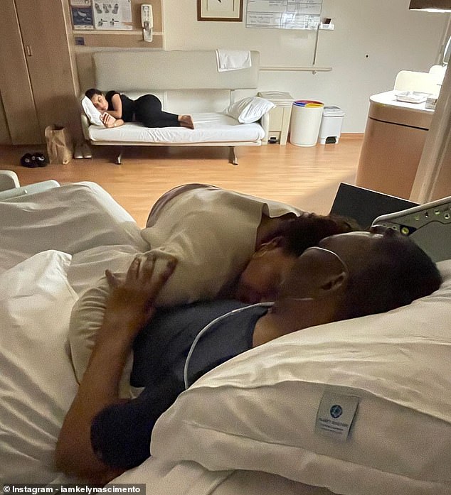 La hija de Pelé, Kely Nascimento, compartió una emotiva foto abrazando a su papá en el hospital
