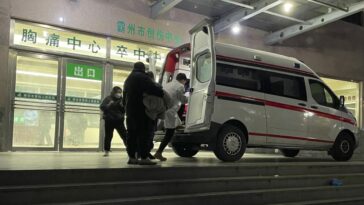 Hospitales chinos 'extremadamente ocupados' mientras COVID-19 se propaga sin control