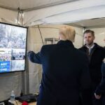 Una imagen publicada por el comité del 6 de enero de la Cámara muestra a Trump señalando a miles de personas reunidas para su discurso ese día, muchas fuera de un perímetro de seguridad.