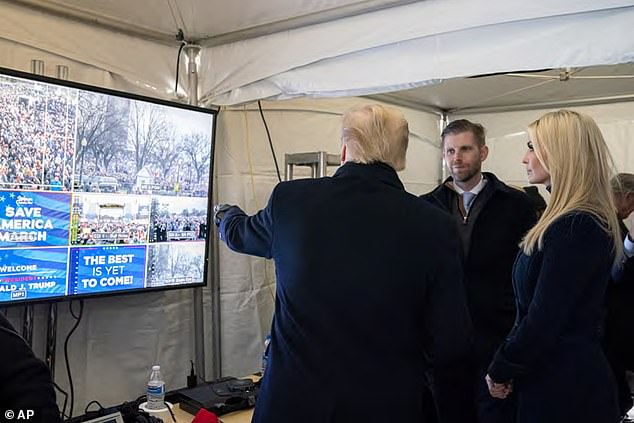 Una imagen publicada por el comité del 6 de enero de la Cámara muestra a Trump señalando a miles de personas reunidas para su discurso ese día, muchas fuera de un perímetro de seguridad.