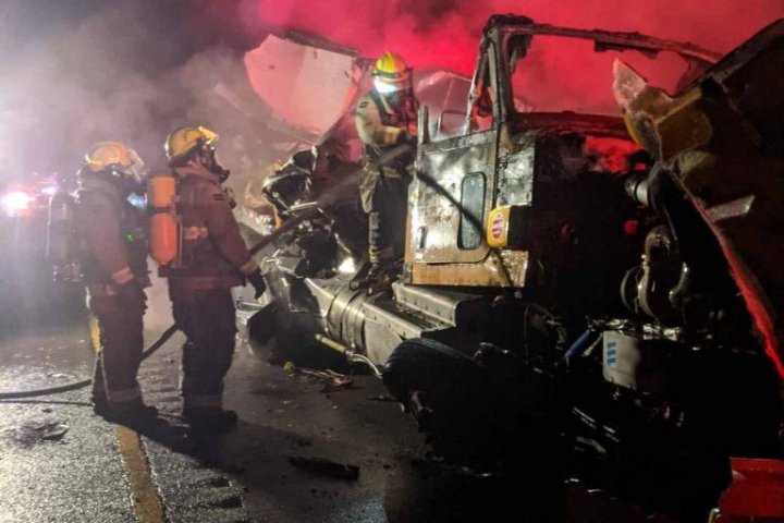 Incendio de transporte cierra la autopista 401 cerca de Trenton
