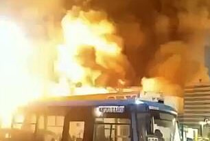El incendio masivo, que se extendió al tamaño de un campo de fútbol, ​​arrasó el centro comercial Mega en Khimki, cerca de la capital rusa.